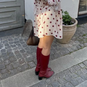 Stövlar från JoDis - Säljer mina fina röda stövlar från märket JoDis! Såå snygga men får inte tillräckligt mycket användning för dem! Storlek 40 eller 41, men liten i storleken så passar mig som har 39.  Nypris är 2725 och har använt skorna två gånger.