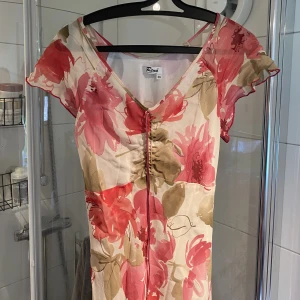 Långklänning - Långklänning från märket Rena collection. Köpt secondhand men med prislapp kvar, så i nyskick. Klänning är storlek S men skulle säga att den passar en XS eller mindre S. Sitter figursytt på kroppen och släpper ner mot benen, tyvärr för liten för mig💘