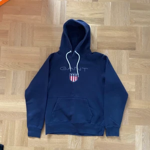 GANT tjocktröja  - GANT tjocktröja storlek Large för herr. Fin marinblå färg. Använd flera gånger men i bra skick. 