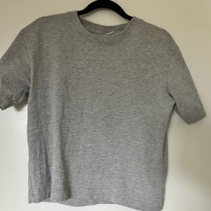 Kort T-shirt - Lite kortare t-shirt, något stor i storlek