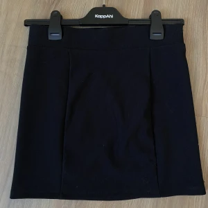 Kjol - Svart Sthlm stil kjol som formar höfter bra. Säljs då den inte kommer till användning. Kom privat ifall ni vill ha bilder där den sitter på! 