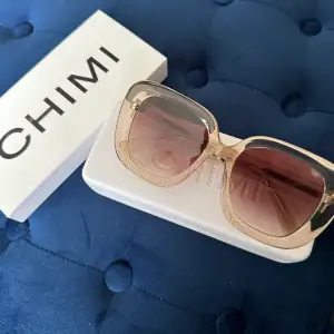 Säljer dessa snygga chimi solglasögon i 08 pågrund dom inte kommer till användning! Helt i nyskick, aldrig använda!!!🫶🏻 Fodral, förvaringspåse och rengöringsduk medföljer💓 står inte för frakten!