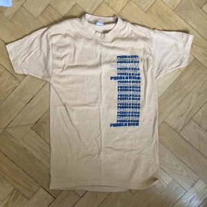 puerto rico t-shirt - vintage puerto rico t-shirt, köpt på beyond retro