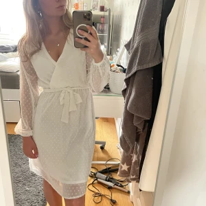 Vit klänning - Supersöt vit klänning, perfekt studentklänning eller skolavslutnings klänning. Använd en gång. Passar mig bra med S i vanliga fall. 