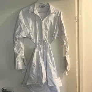 Vit sommar klänning - Säljs pga för lite användning. Är en liten fläck på vänster sida under bröstet.