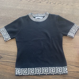 Tröja  - En topp från raglady by Tara i storlek s/m. Endast använd 1 gång och är i nyskick. Köpt för runt 450 kr. Passar mig som jag xs/s, men även de som är större. Då det är ett stretchigt material. Du får stå för frakten😁