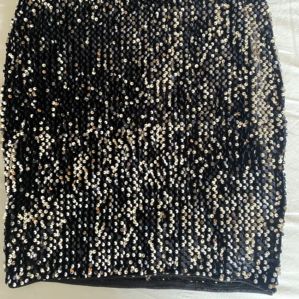 Supersnygg kjol med paljetter från ICHI😍 Passar perfekt till fest🎊✨🪩⭐️ NYPRIS 500kr, kjolen är aldrig använd endast provad med lapp och allting kvar!!😍💋. Kjolar.