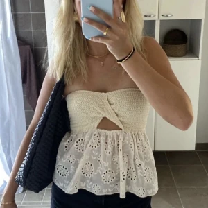 Zara Topp - Säljer en topp från Zara. Fint skick Kan tänka mig att sänka pris Hör av dig om du är intresserad💗  (Lånad bild)