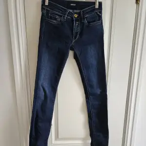 Snygga lågmidjade jeans från Replay. Storlek W25 L32