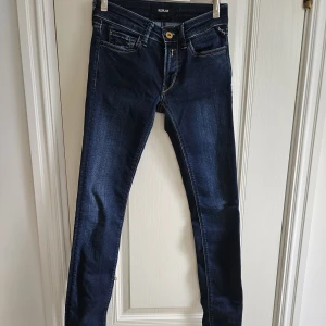 Replay Jeans - Snygga lågmidjade jeans från Replay. Storlek W25 L32