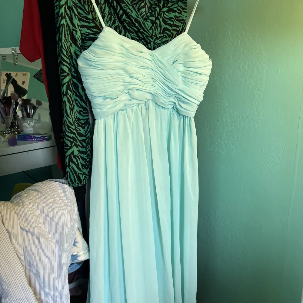 Ny balklänning i perfa skick! Ljus turkos blå färg perfekt nu till avslutningen!. Klänningar.
