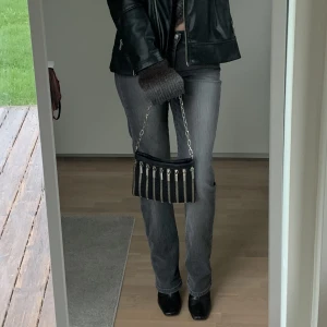 ”dragkedjor” väska - Cool väska med dragkedjor som detaljer från ASOS. Axelväska som stängs med dragkedja. Jättefint skick förutom att kedjan blivit rostig på vissa ställen. 