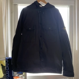 Stone island jacka - Säljer min Stone island jacka då den har blivit för stor och knappt används/använts  Går att diskutera priset 