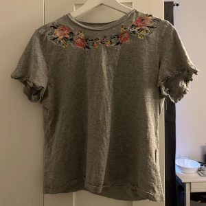 Blommig tröja - Säljer denhär jättesöta t-shirten, för den inte använts mycket. 