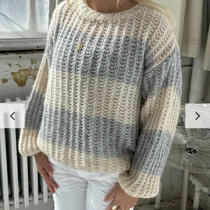 Tröja  - Säljer denna sjukt snygga stickade tröjan från design by si, den är helt ny med lapp kvar 💓