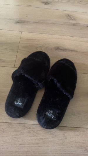 Tofflor - Nya tofflor i storlek 37/38 men skulle säga mer en liten 37. 
