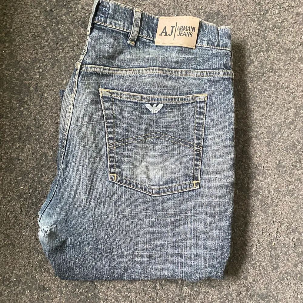 Riktigt snygga Armani jeans. Slitage i benen och hål i grenen men annars bra skick.. Jeans & Byxor.