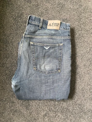 Armani jeans - Riktigt snygga Armani jeans. Slitage i benen och hål i grenen men annars bra skick.