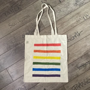 Pride tote bag  - Hand målad typ påse med rengnbågs flaggan. Påsen jag målat är från jordklok och är 37x40.