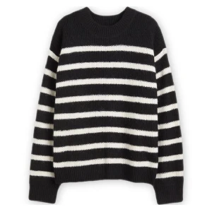 Stickad tröja  - Randig stickad tröja från H&M. Använd och är perfekt att de över en klänning. Köptes för 300kr