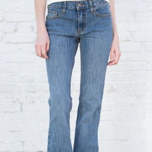 Brandy Melvilles 90s jeans🌟 - Säljer mina skitsnygga jeans från brandy melville då de inte passar mig så jättebra längre :( De är lite ”skruffsiga” längst ner (kolla bild 2-3) men har annars inga skador och är i bra skick☀️