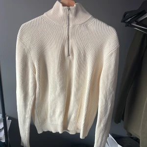 Half zip tröja  - Stickad. Använd 1 gång 