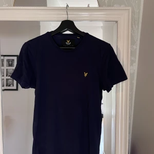 Lyle & Scott  - Två t-shirt från Lyle & Scott! Priset gäller för båda tröjorna tillsammans. Dm för frågor och fler bilder, pris kan diskuteras:) 