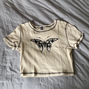 Magtröja  - En magtröja från Divided (H&M) med en svart fjäril. Annars krämvit med svarta detaljer. Kontakta mig för mer info 😊