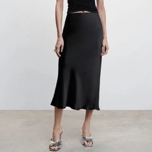 Mango satin kjol - Superfin satin kjol från Mango som är slutsåld på deras hemsida. Är helt i nyskick med prislapp kvar, säljes pga att den är för liten💕köparen står för frakten✨