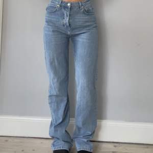 Blåa jeans från ADSGN, använda ett fåtal gånger. Nypris 699:- 