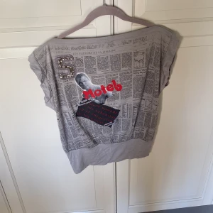 Off sholder tröja - Off sholder tröja med tidnings mönster ish, väldigt skönt material 
