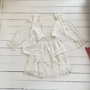 Klänning - Klänning som är perfekt nu till sommaren och studenten. Använt max 3 gånger. Inga defekter! Bild privat för se hur den ser ut på.