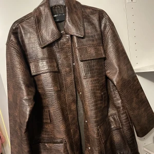 Jacka  - Säljer min läderjacka då jag inte är i behov av den. Köpt på Asos 1,6 månad sen endast använd 4 gånger✨perfekt jacka till vår eller sommar kväll💓
