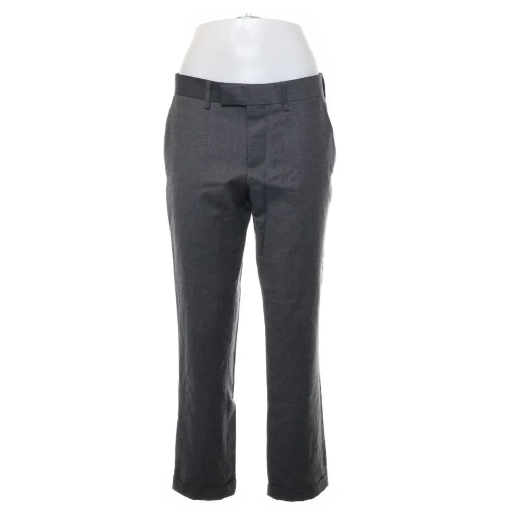 Low waisted gråa kostymbyxor från Bläck (mq) i strlk 46, dem är små i storlek passar någon mellan xs o s. Jeans & Byxor.