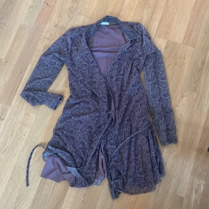 Klänning  - Klänning från stradivarius i storlek M, sparsamt använd och priset är inklusive frakt 