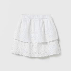 Helt ny kjol från zaras barnavdelning som jag säljer då den inte passade mig. Den är storlek 164/13-14 år kan jämföras med xs och har lappen kvar 