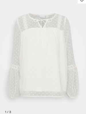 Blus - Säljer denna söta blus från vila som inte kommit till användning. Knappast använd så är fortfarande i mycket bra skick!!💕pris kan diskuteras 