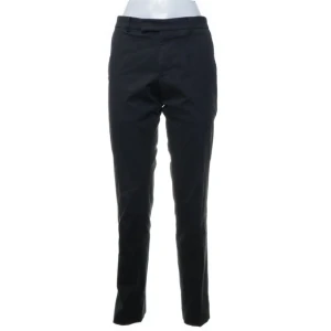 svarta kostymbyxor  - Superfina kostymbyxor i strlk 46 Har väldigt många par kostymbyxor och därför säljs dem, det är inte något fel på dem kostar i nypris 1200:-