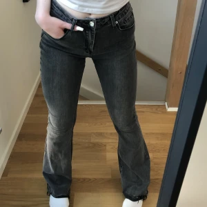 Bootcut jeans  - Säljer de här svartgråa, stretchiga, utsvänga jeansen från Shein. Bra skick 😋