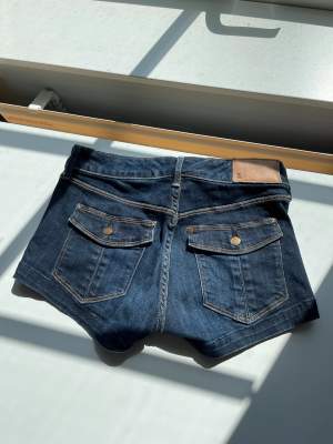 Jeans shortsen är lågmidjade med fickor på baksidan som går att öppna. Använd gärna köp nu!💕