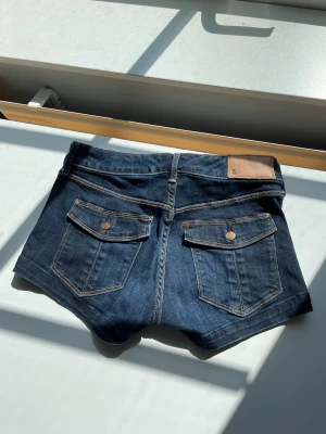 Jeans shorts - Jeans shortsen är lågmidjade med fickor på baksidan som går att öppna. Använd gärna köp nu!💕