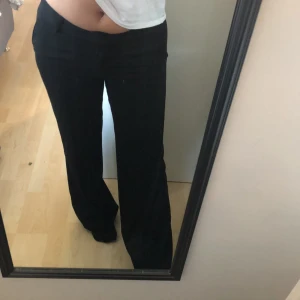 Kostymbyxor  - Svarta lågmidjade kostymbyxor som är köpte secondhand, säljer då jag har för många svarta. Fint skick 