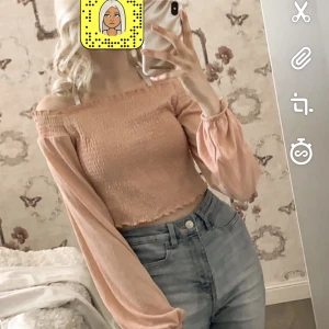 rosa topp - Säljer denna fina tröja då den inte kommer till använding. Använd 2-3 gånger så fortfarande i bra skick! 💕 Har sytt in den vid armarna någon cm då den var för bred, men det är inget som syns när man har på den! Super fin nu till sommaren🤗💗 