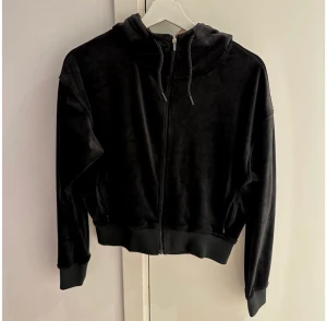 Kofta ifrån Stronger  - Kofta ifrån stronger  Använd 3-4 gånger som ny  Nypris 699kr 