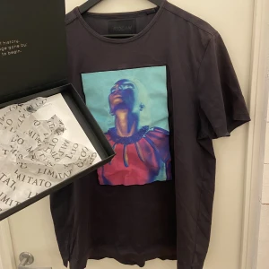 Limitato t shirt - Säljer nu mina feta Limitato t shirt då den inte längre kommer till användning-skick: t shirten är i ett helt okej skick förutom att den är solblekt samt en fläck (bild) -storlek: xl fits large pris: 199kr- vid frågor är det bara att skicka ett medelande!