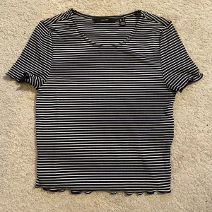 Crop top - Randig crop top från Vero Moda. Stl S.