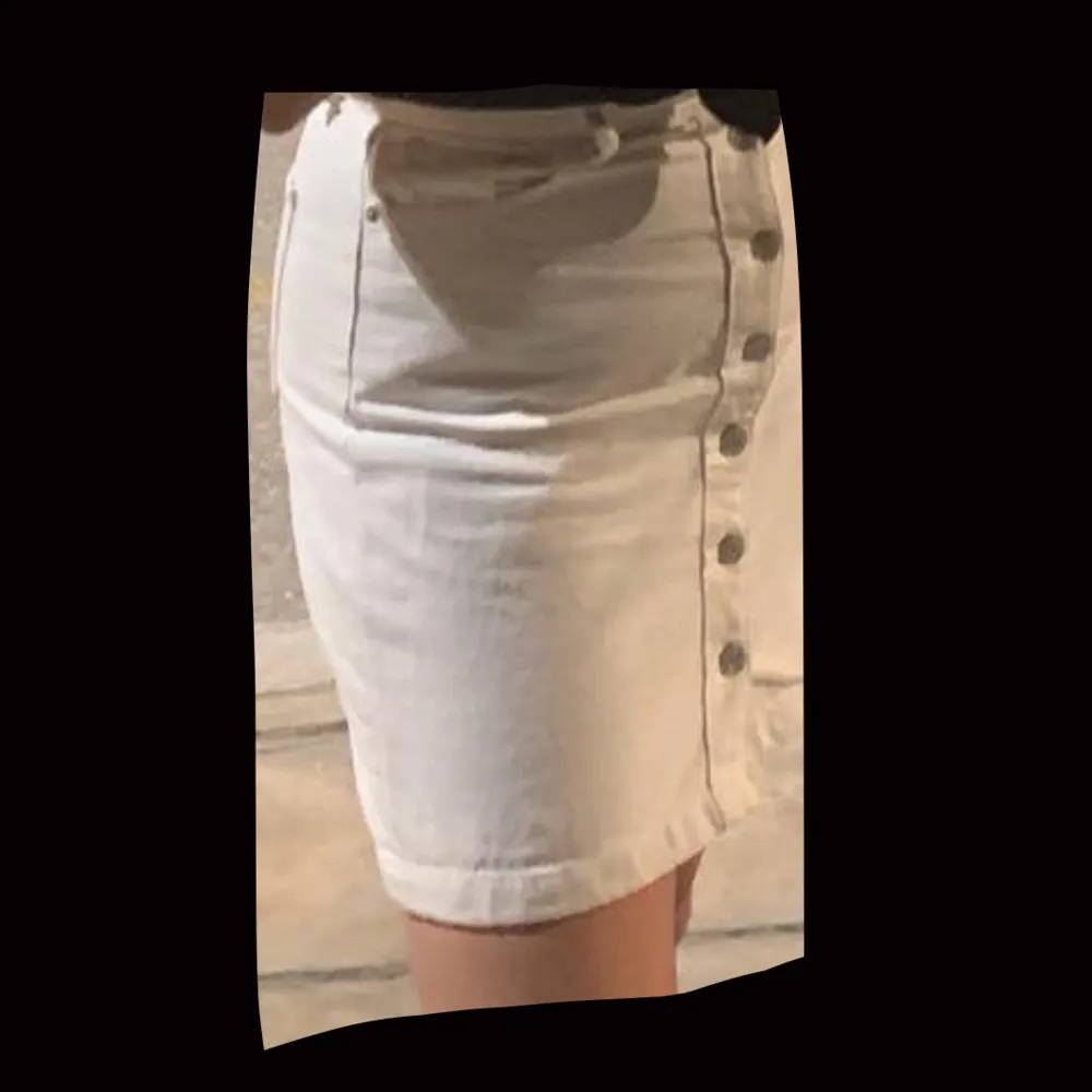 En vit jeans kjol dåliga bilder så fråga om fler, den är i vit o använd 1-2 gng, säljer den nu eftersom den inte passar mig mer! Nypris 399kr. Kjolar.