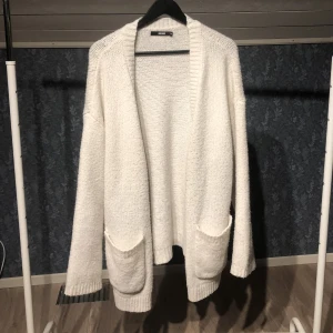 Stickad tröja - Har varit ett av mina favorit plagg men har tröttnat på den tyvärr. Men den är fortfarande i bra skick. 