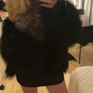 Pälsjacka - Säljer denna sjuk snygga svarta pälsjacka! Kommer inte till användning tyvärr. 