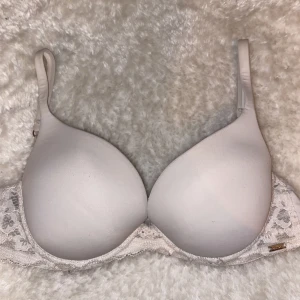 Vit bh - Använd ett flertal gånger men fortfarande i bra skick. Passar perfekt till linnen